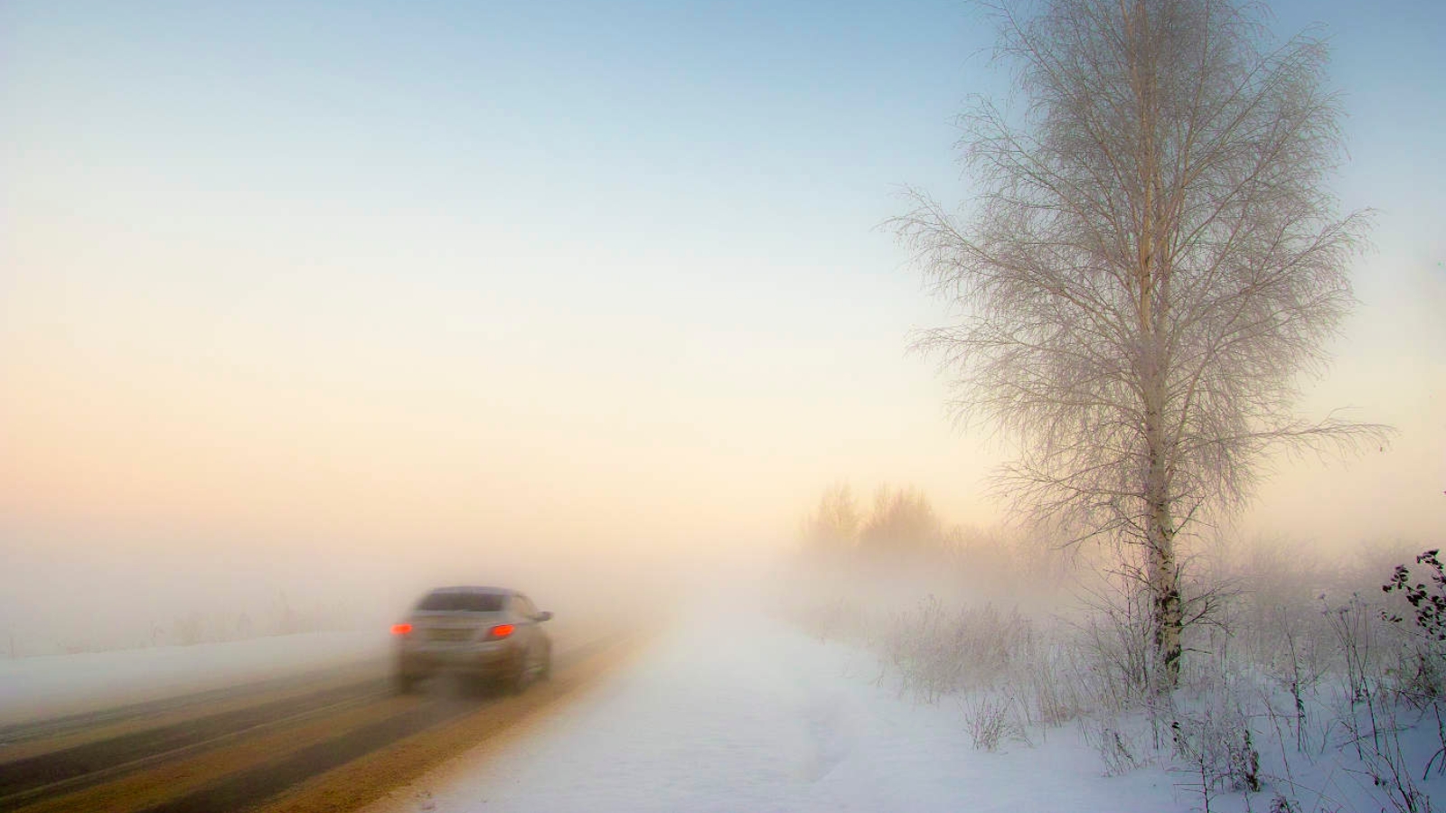 Сильный утренний мороз. Туман зимой на дороге. Сильный туман на дороге. Дорога в тумане. Зимняя дорога в тумане.